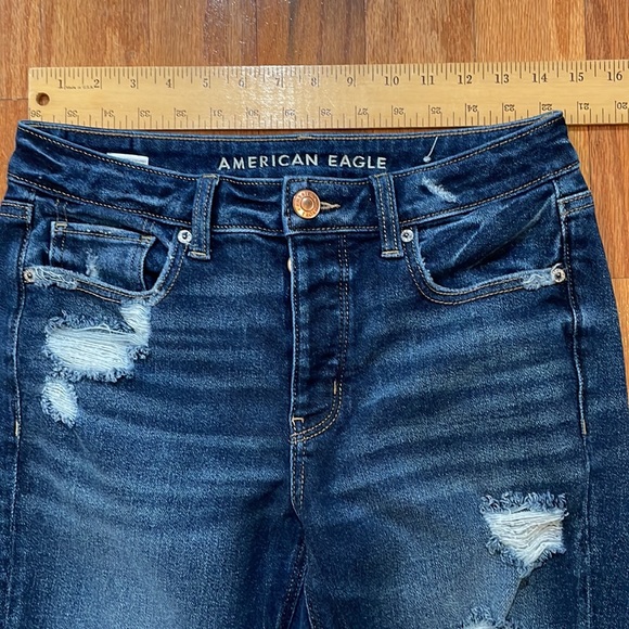 American Eagle Stretch TomGirl Style Blue Jeans Deconstructed Frayed Size 4 Reg - Picture 4 of 13